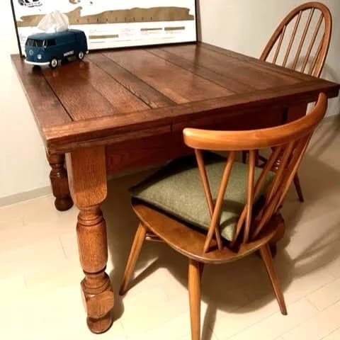 ドローリーフテーブルとアーコールチェア