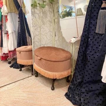 【納品実績】銀座のアパレル店へ英国アンティークスツールを納品