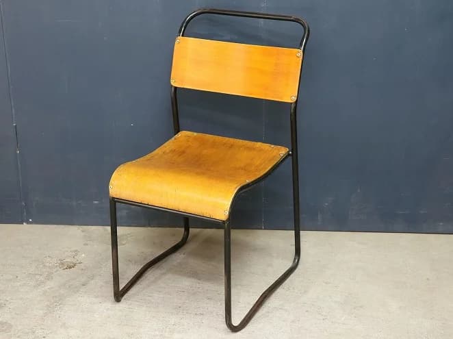 スタッキングチェア｜スチール・ブナ材・1960年代 重ねて収納できる椅子