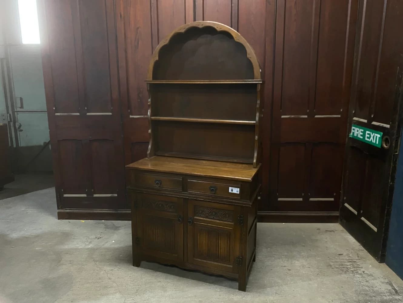 カップボード｜オーク材・1930年代 ドーム型トップの飾り棚