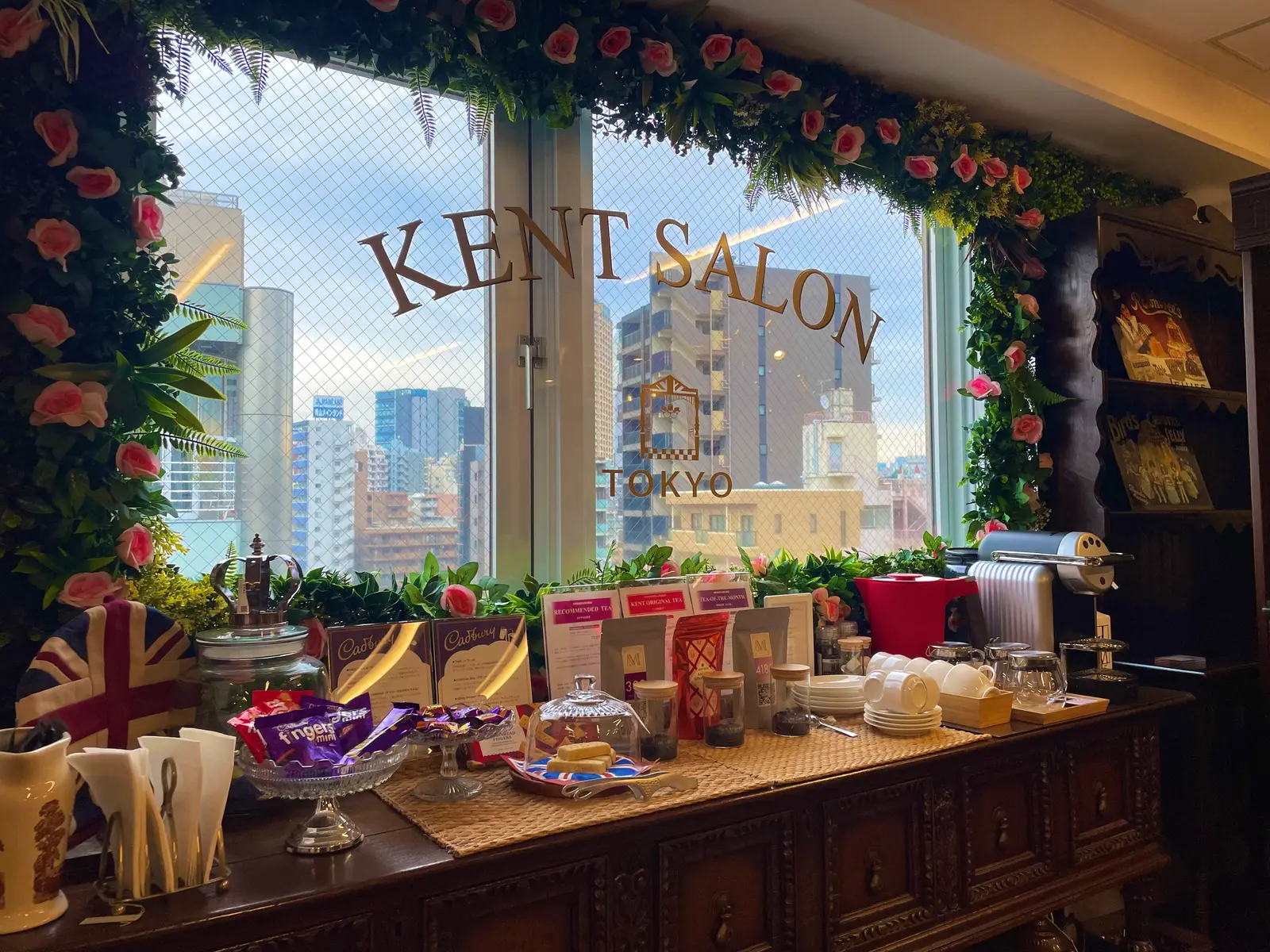KENT SALON のウィンドウディスプレイ