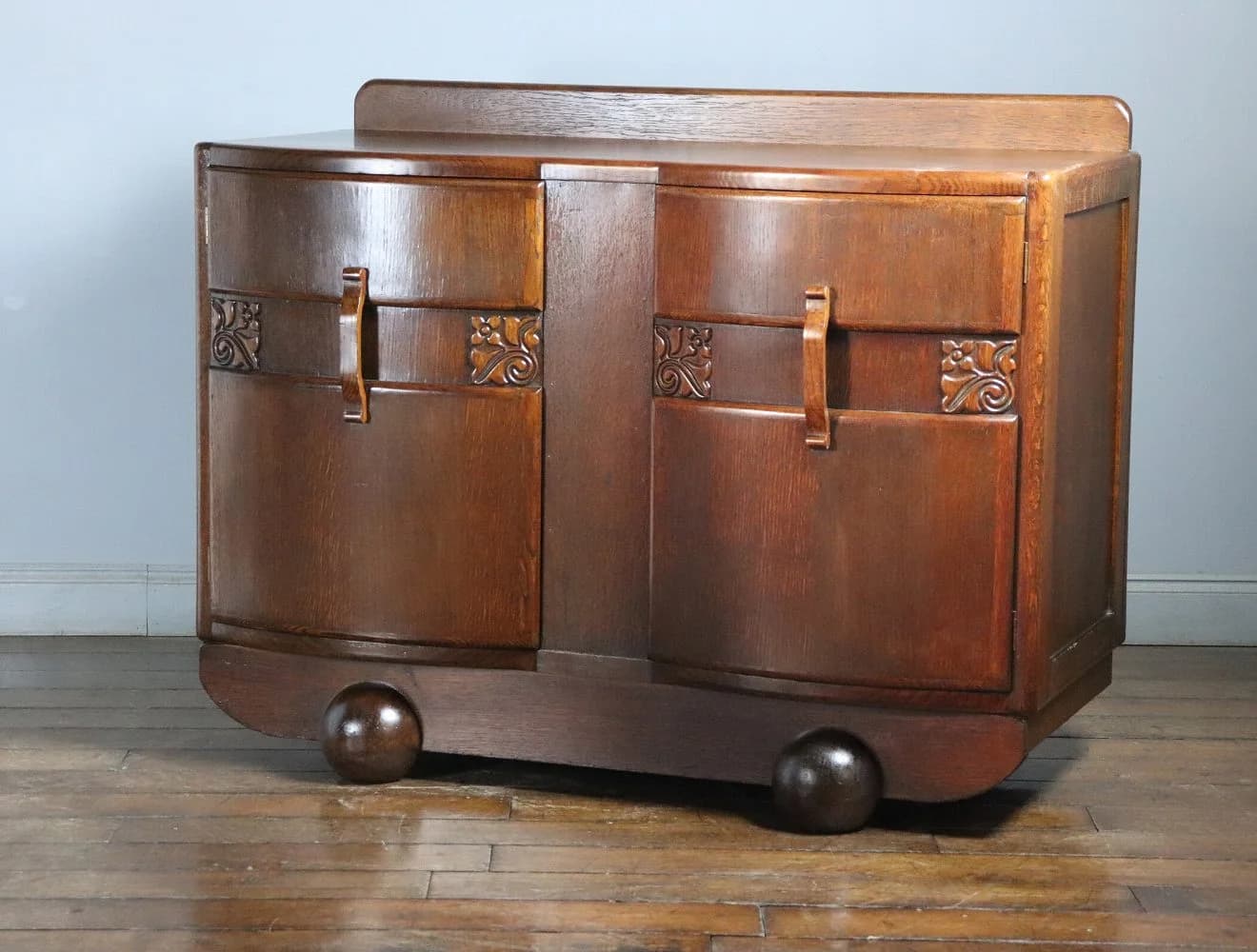 サイドボード|オーク材・1930年代 丸脚とカービングの曲面扉