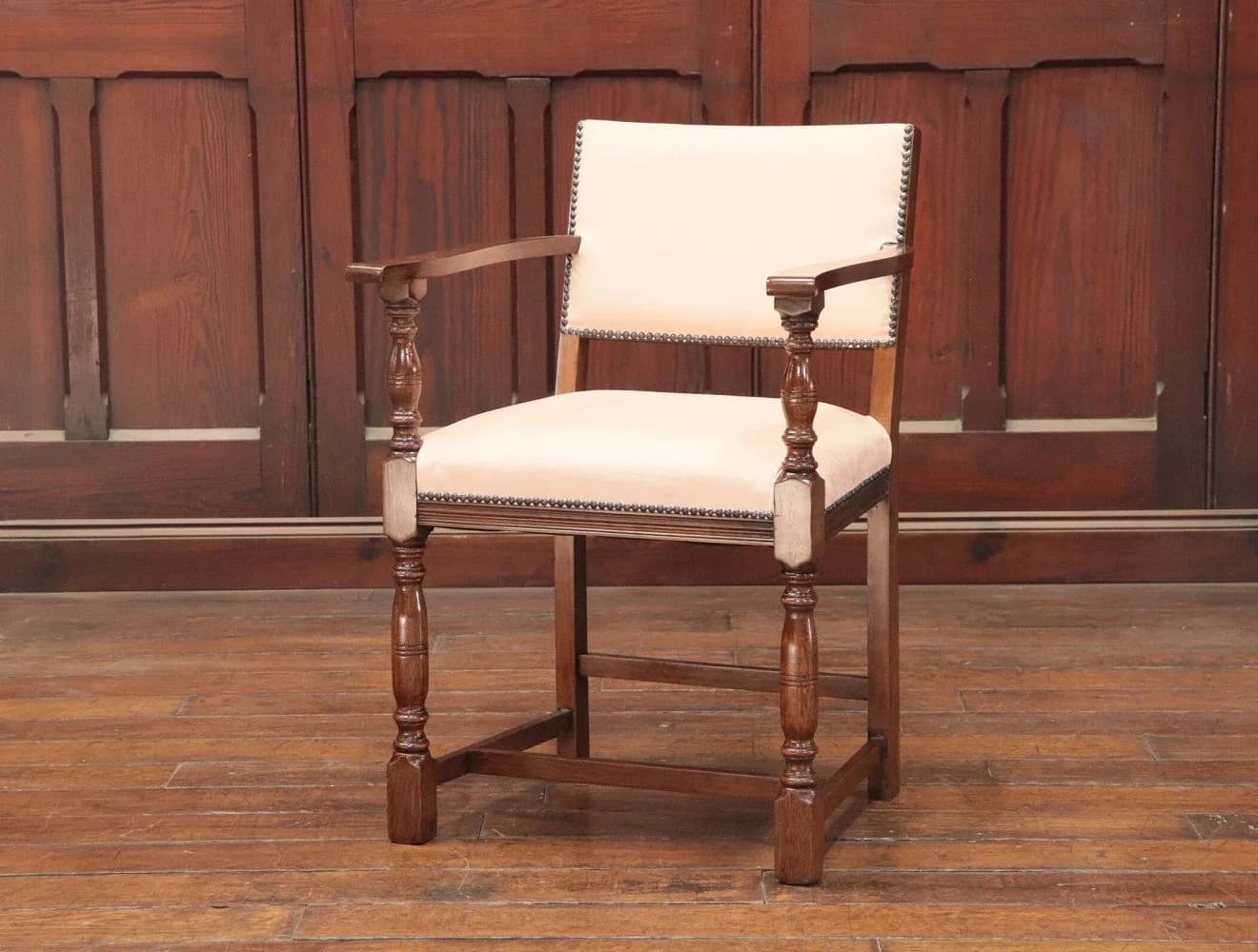 アームチェア|オーク材・1930年代 連続鋲装飾チェア