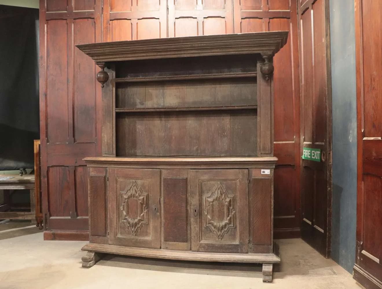 カップボード|オーク材・1780年代 彫刻扉の大型ドレッサー