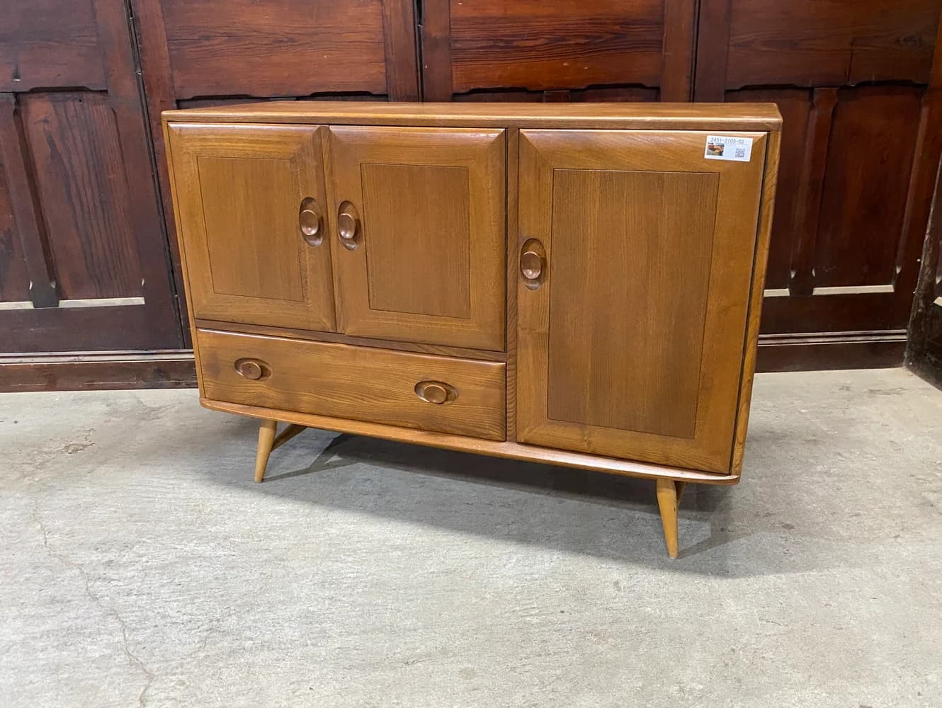 サイドボード|エルム材・1960年代 3枚扉 ERCOL(アーコール)